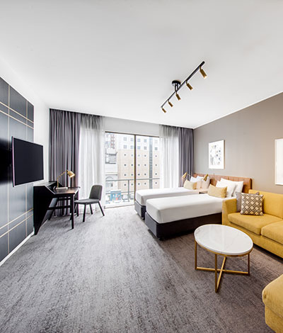 vibe-hotel-sydney-master-family-suite-bedroom-twin-01-2018-min.jpg