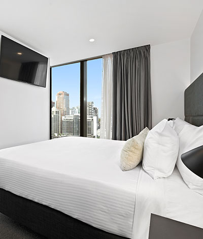 vibe-hotel-melbourne-deluxe-room-bedroom-01-2020-min.jpg